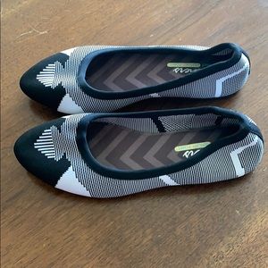 Skechers casual slip-on women’s Sz 8 shoe